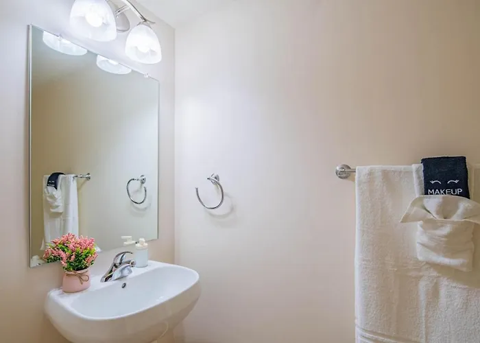 Stunning 2br Dt Highrise, Gym, Pool, W-d, Parking, Golf