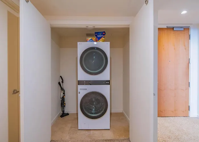 Stunning 2br Dt Highrise, Gym, Pool, W-d, Parking, Golf Apartment