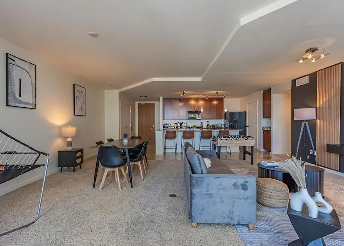 Stunning 2br Dt Highrise, Gym, Pool, W-d, Parking, Golf Apartment *