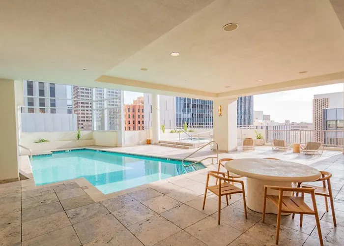 Stunning 2br Dt Highrise, Gym, Pool, W-d, Parking, Golf