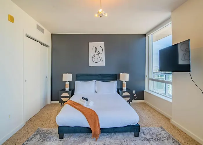 Stunning 2br Dt Highrise, Gym, Pool, W-d, Parking, Golf Apartment Phoenix
