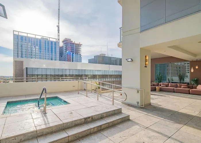 Stunning 2br Dt Highrise, Gym, Pool, W-d, Parking, Golf *