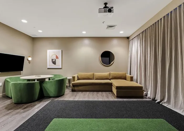 Stunning 2br Dt Highrise, Gym, Pool, W-d, Parking, Golf * Phoenix