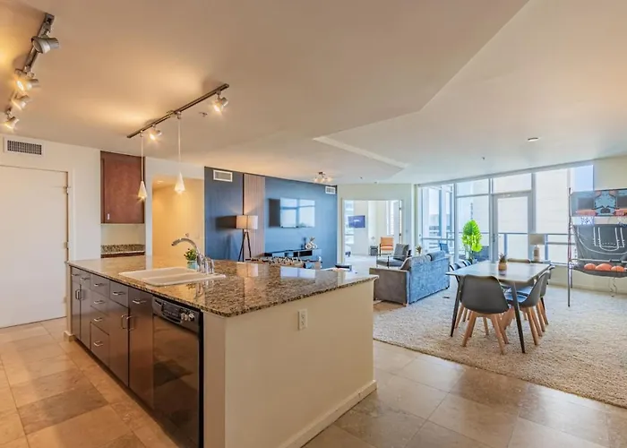 Stunning 2br Dt Highrise, Gym, Pool, W-d, Parking, Golf Apartment