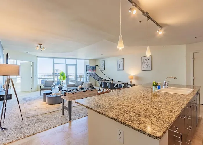 Apartment Stunning 2br Dt Highrise, Gym, Pool, W-d, Parking, Golf