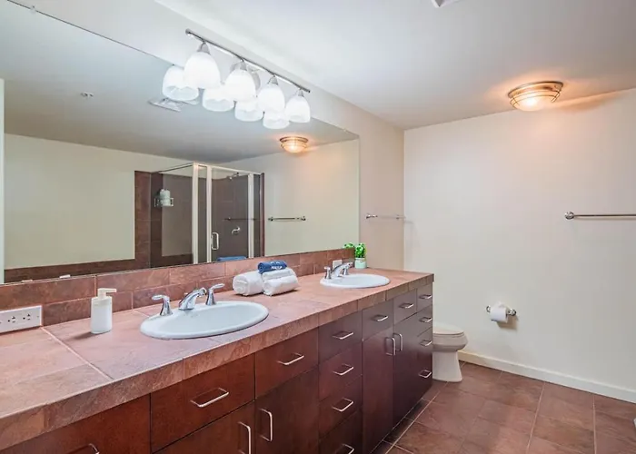 Apartment Stunning 2br Dt Highrise, Gym, Pool, W-d, Parking, Golf *