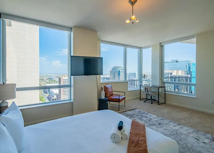 Stunning 2br Dt Highrise, Gym, Pool, W-d, Parking, Golf *