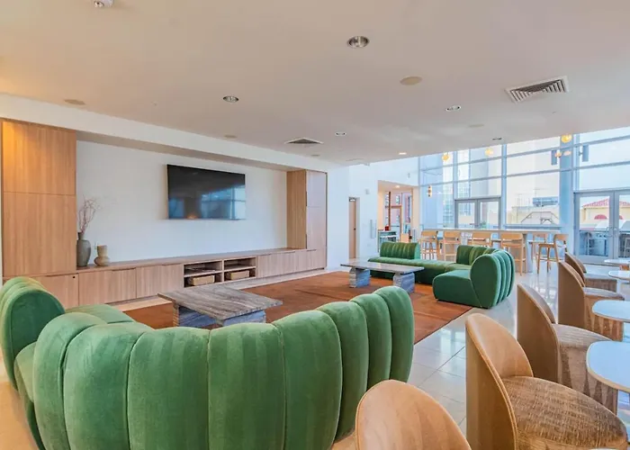 Stunning 2br Dt Highrise, Gym, Pool, W-d, Parking, Golf
