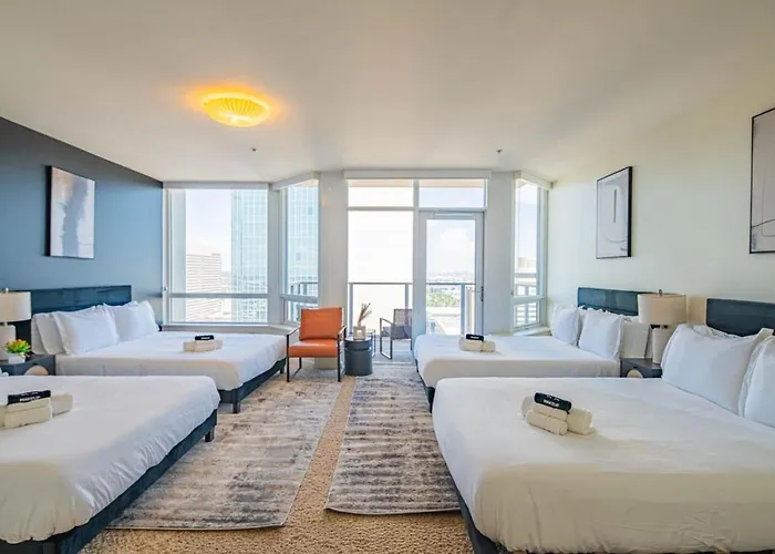 Stunning 2br Dt Highrise, Gym, Pool, W-d, Parking, Golf Apartment