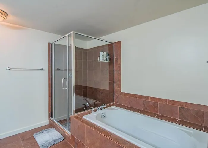 Stunning 2br Dt Highrise, Gym, Pool, W-d, Parking, Golf Apartment Phoenix