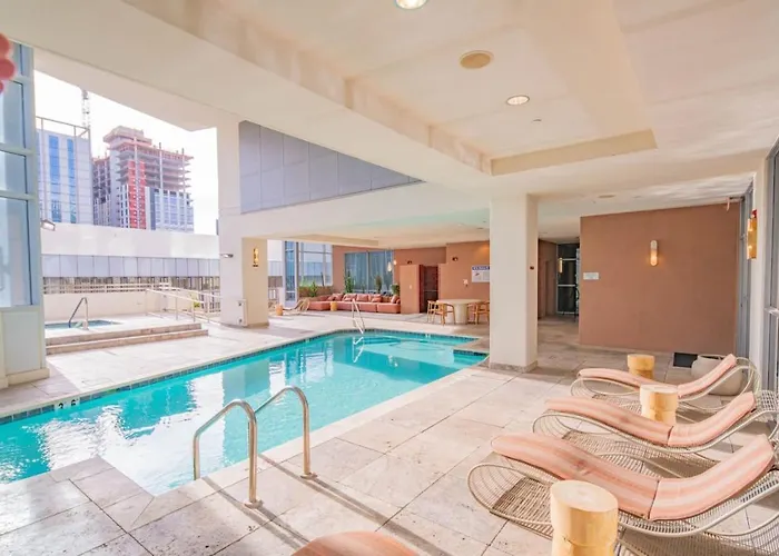 Stunning 2br Dt Highrise, Gym, Pool, W-d, Parking, Golf Apartment *