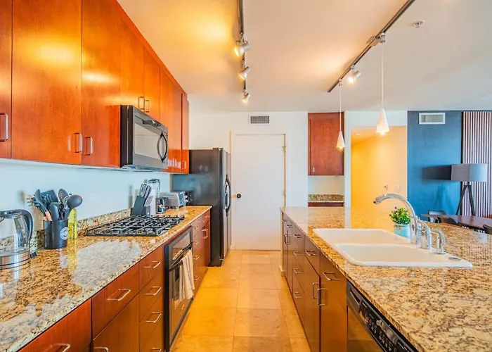 Stunning 2br Dt Highrise, Gym, Pool, W-d, Parking, Golf Apartment Phoenix