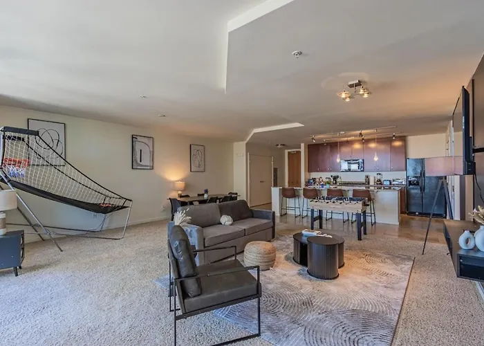 Stunning 2br Dt Highrise, Gym, Pool, W-d, Parking, Golf Phoenix