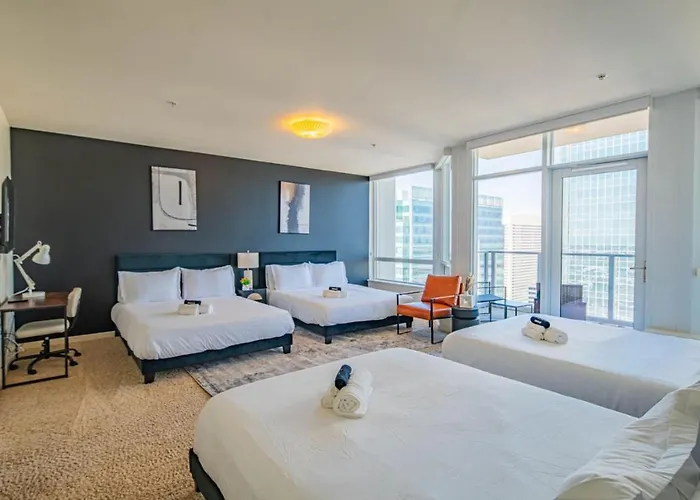 Stunning 2br Dt Highrise, Gym, Pool, W-d, Parking, Golf Apartment