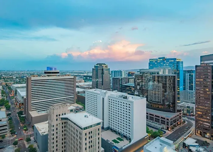 Stunning 2br Dt Highrise, Gym, Pool, W-d, Parking, Golf Apartment
