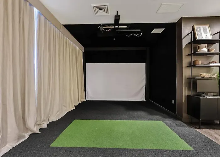 Stunning 2br Dt Highrise, Gym, Pool, W-d, Parking, Golf Apartment