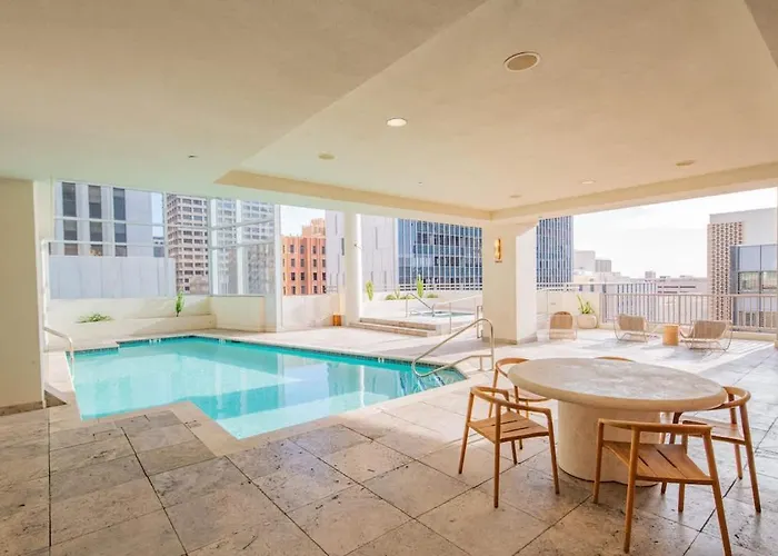 Stunning 2br Dt Highrise, Gym, Pool, W-d, Parking, Golf Apartment