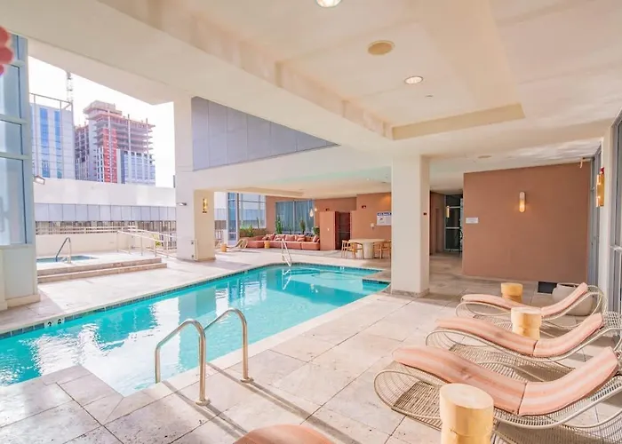 Stunning 2br Dt Highrise, Gym, Pool, W-d, Parking, Golf * Phoenix