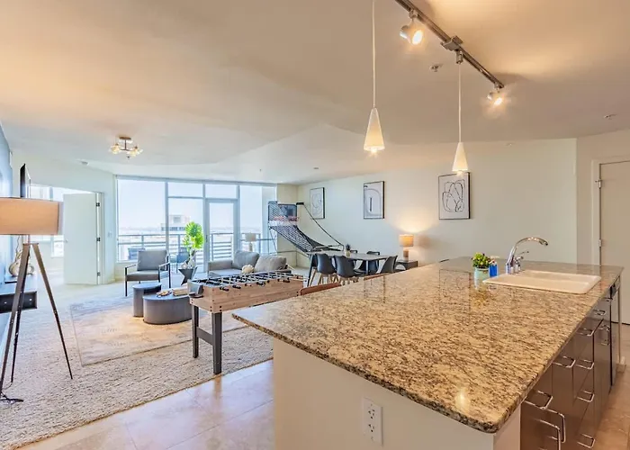 Stunning 2br Dt Highrise, Gym, Pool, W-d, Parking, Golf Apartment