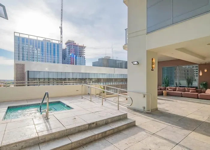 Apartment Stunning 2br Dt Highrise, Gym, Pool, W-d, Parking, Golf Phoenix