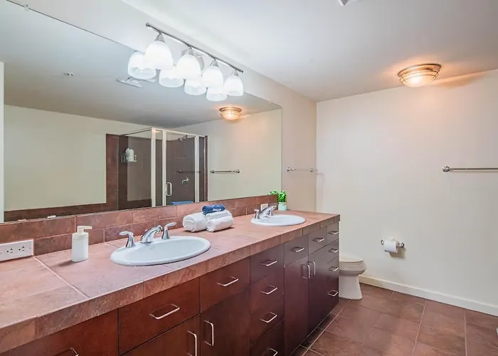 Stunning 2br Dt Highrise, Gym, Pool, W-d, Parking, Golf Apartment