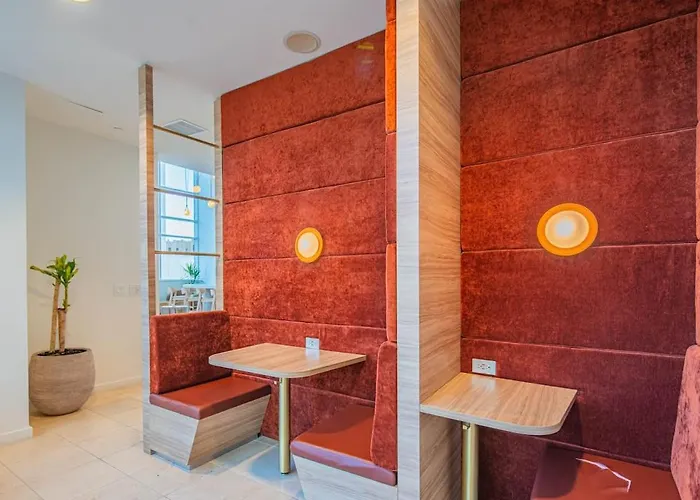 Apartment Stunning 2br Dt Highrise, Gym, Pool, W-d, Parking, Golf *