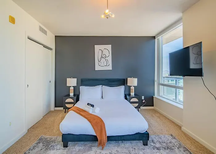 Stunning 2br Dt Highrise, Gym, Pool, W-d, Parking, Golf Phoenix