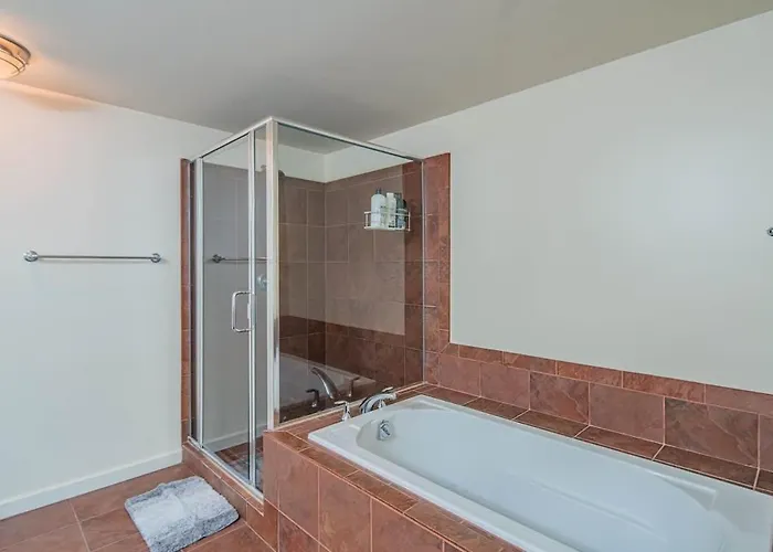 Stunning 2br Dt Highrise, Gym, Pool, W-d, Parking, Golf * Phoenix