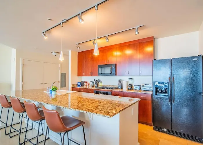 Apartment Stunning 2br Dt Highrise, Gym, Pool, W-d, Parking, Golf *