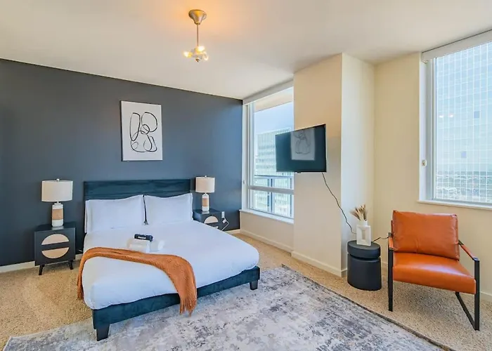 Apartment Stunning 2br Dt Highrise, Gym, Pool, W-d, Parking, Golf Phoenix
