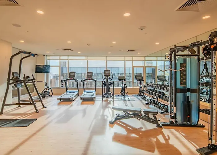 Apartment Stunning 2br Dt Highrise, Gym, Pool, W-d, Parking, Golf