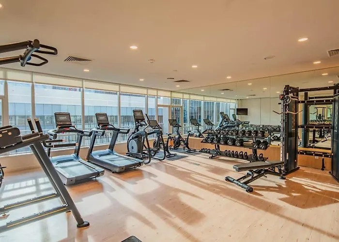 Stunning 2br Dt Highrise, Gym, Pool, W-d, Parking, Golf Apartment *